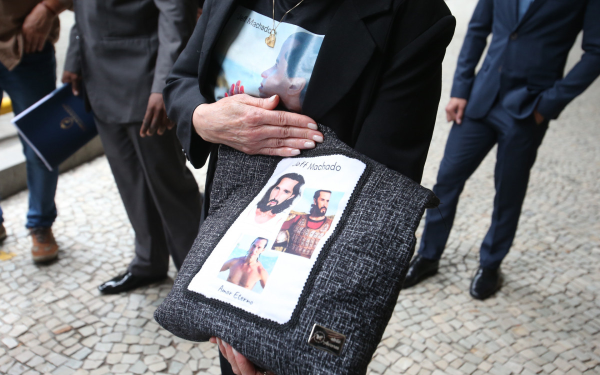 Maria das Dores Machado, m&atilde;e de Jeff Machado, momentos antes da primeira audi&ecirc;ncia  - Cleber Mendes/Ag&ecirc;ncia O Dia