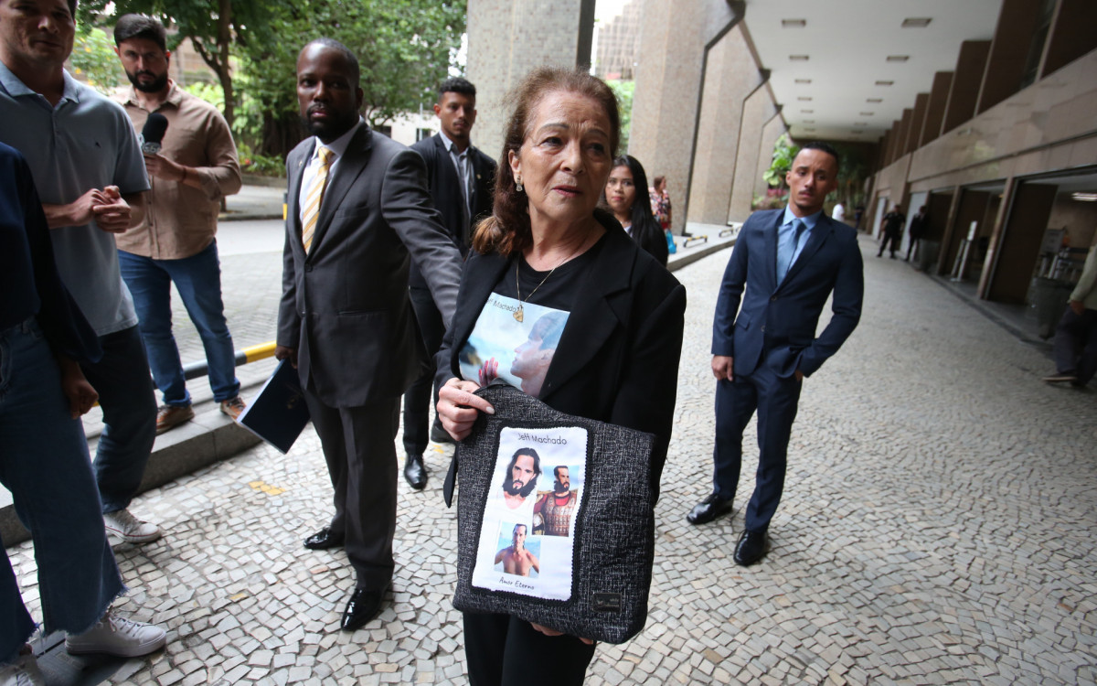 Maria das Dores Machado, m&atilde;e de Jeff Machado, momentos antes da primeira audi&ecirc;ncia  - Cleber Mendes/Ag&ecirc;ncia O Dia