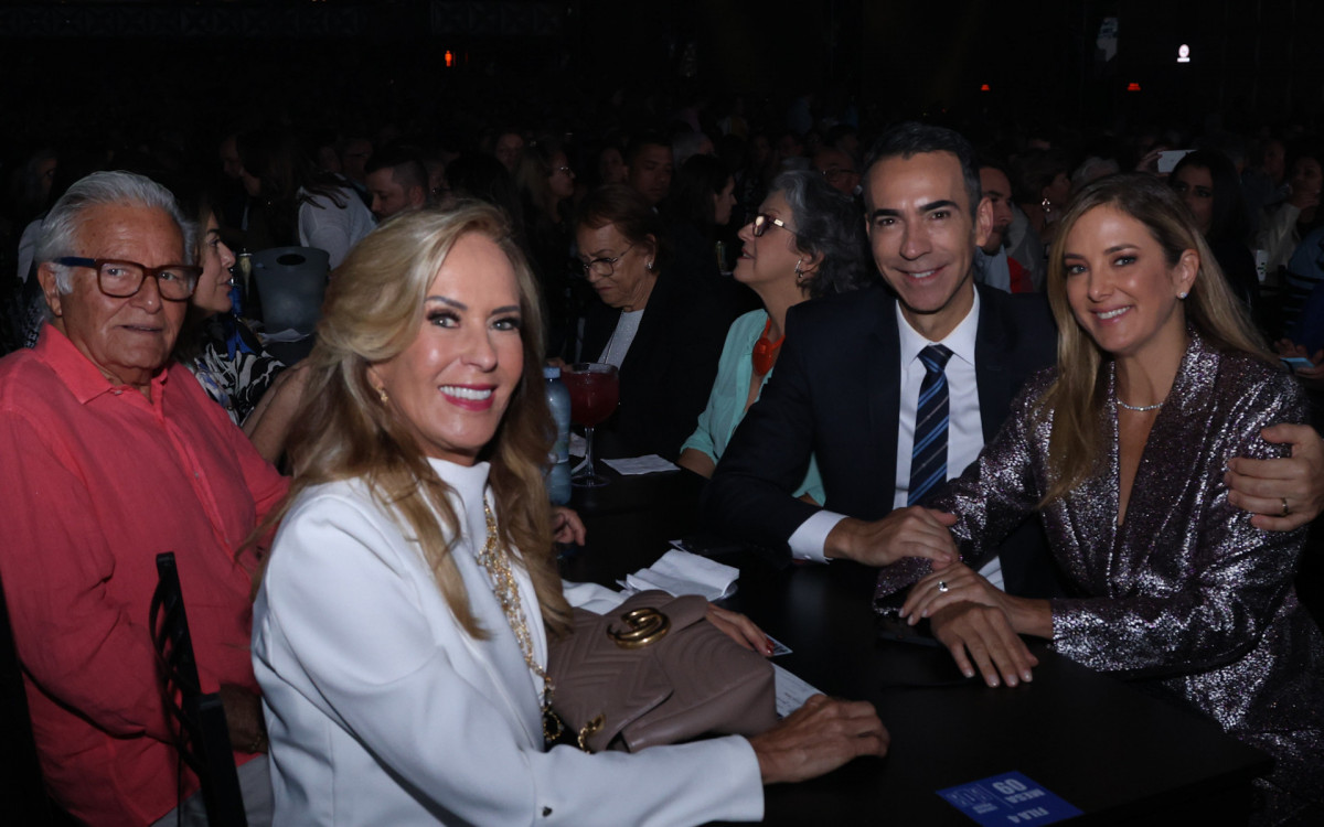 Juarez, Helô Pinheiro, Ticiane Pinheiro e César Tralli no show de Roberto Carlos