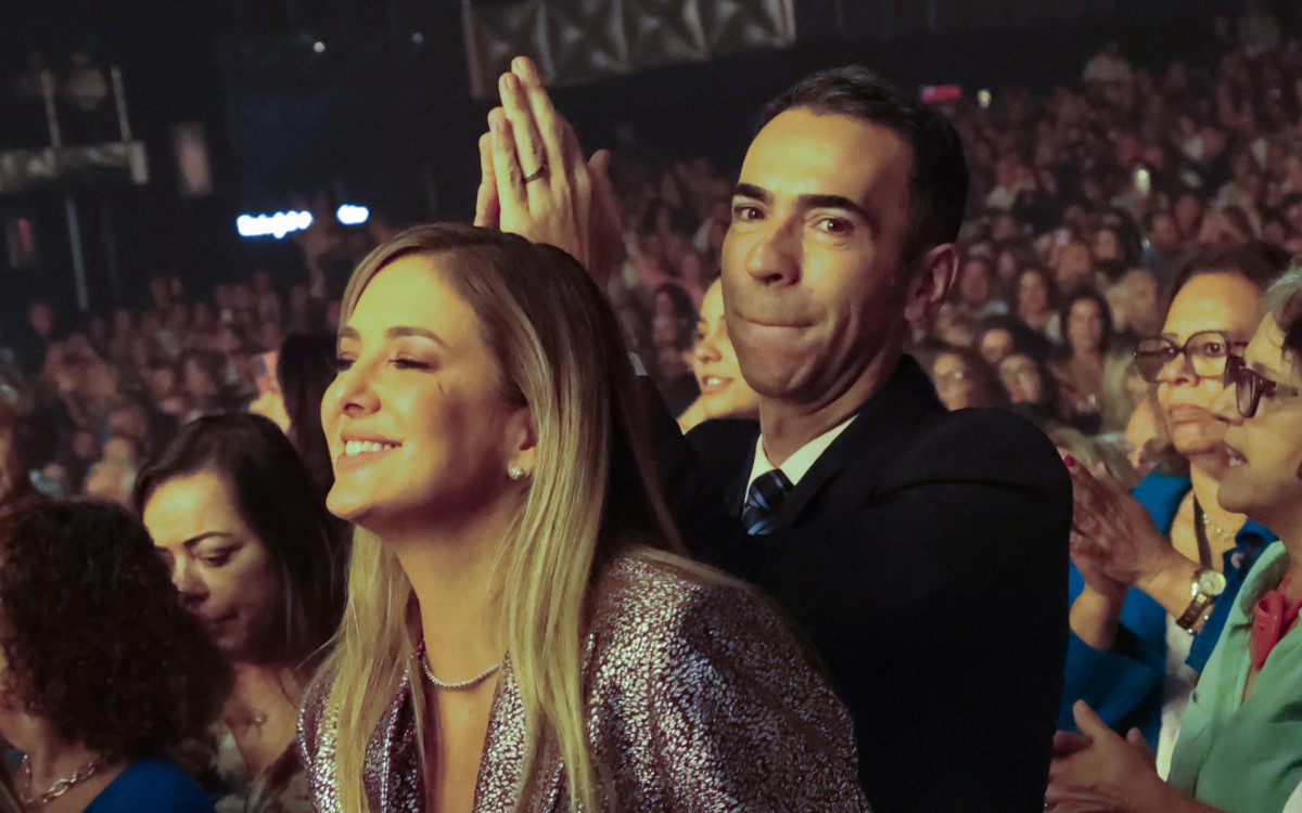 Ticiane Pinheiro e César Tralli curtem o show de Roberto Carlos