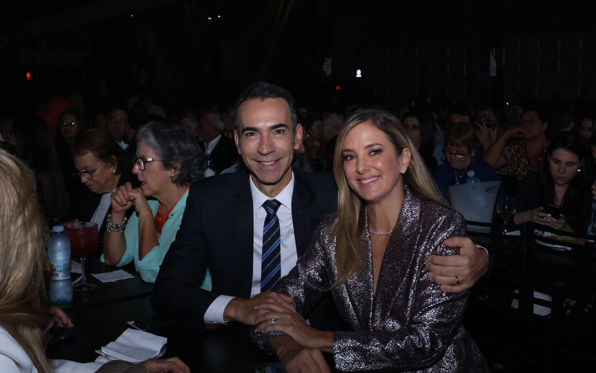 Ticiane Pinheiro e César Tralli curtem o show de Roberto Carlos