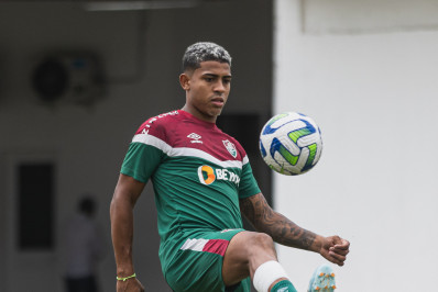Boa movimentação de John Kennedy em retorno anima o Fluminense