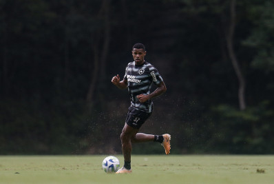 Júnior Santos destaca força do Botafogo e cita atividades para melhorar finalização: 'Feliz com esse resultado'
