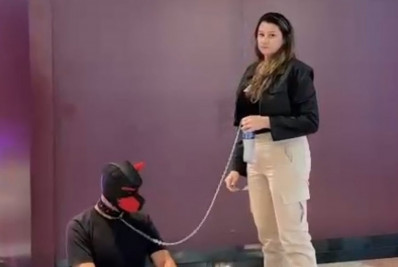 Casal de influenciadores é expulso de shopping após mulher guiar marido com uma coleira