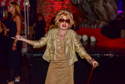 Gkay homenageia Dercy Gonçalves em baile de Halloween