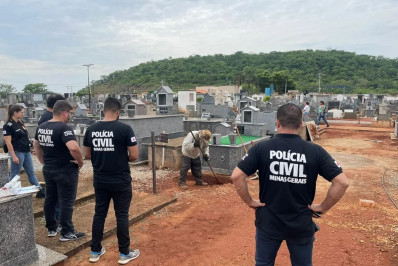 Dupla é investigada por violar túmulos e furtar restos mortais de cemitério