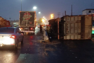 Acidentes terminam com dois caminhões tombados na Avenida Brasil e duas pessoas feridas