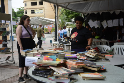 Feira do Livro é aberta no Corredor Cultural, em Barra Mansa