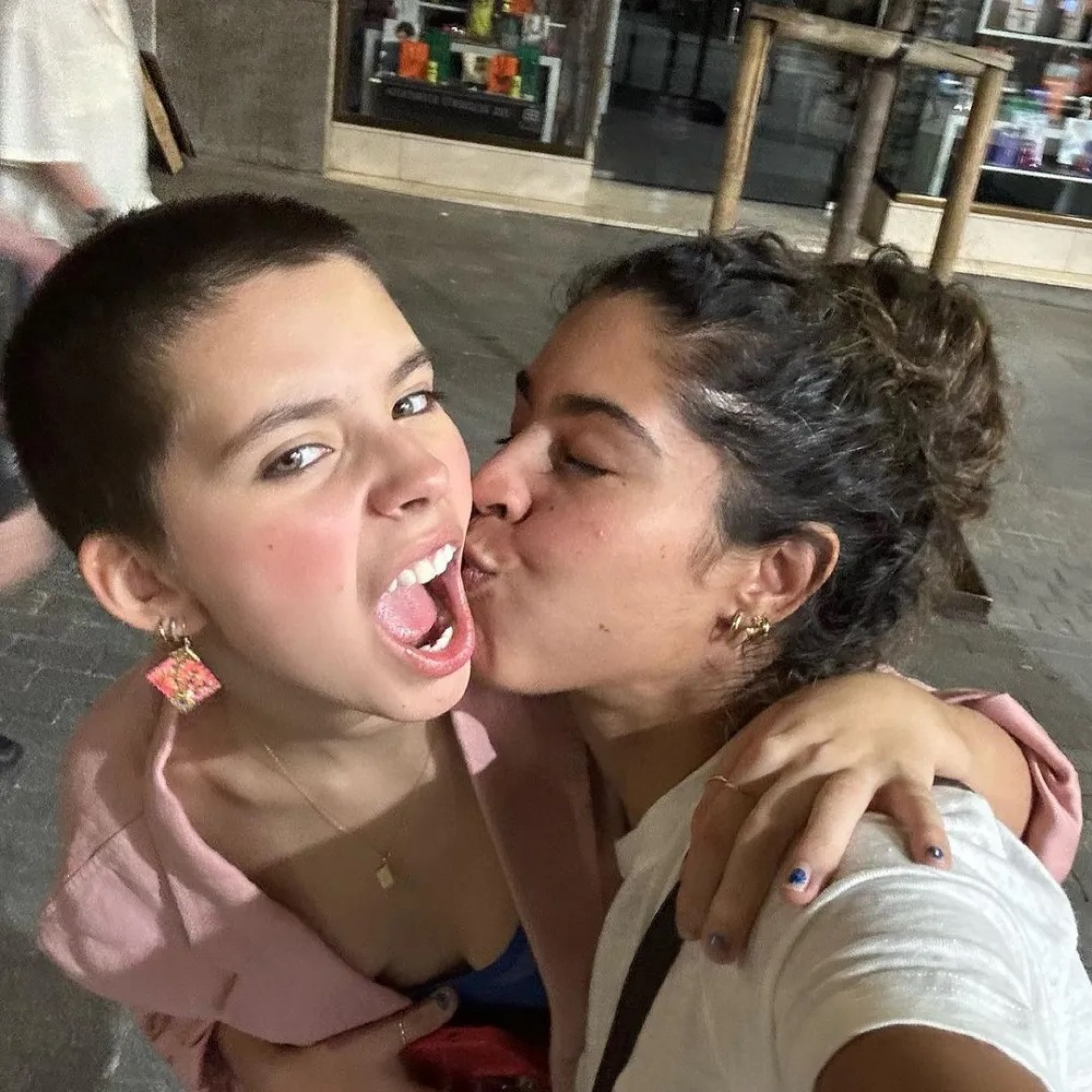 Bela Gil posa com a filha, Flor Gil - Reprodução Internet