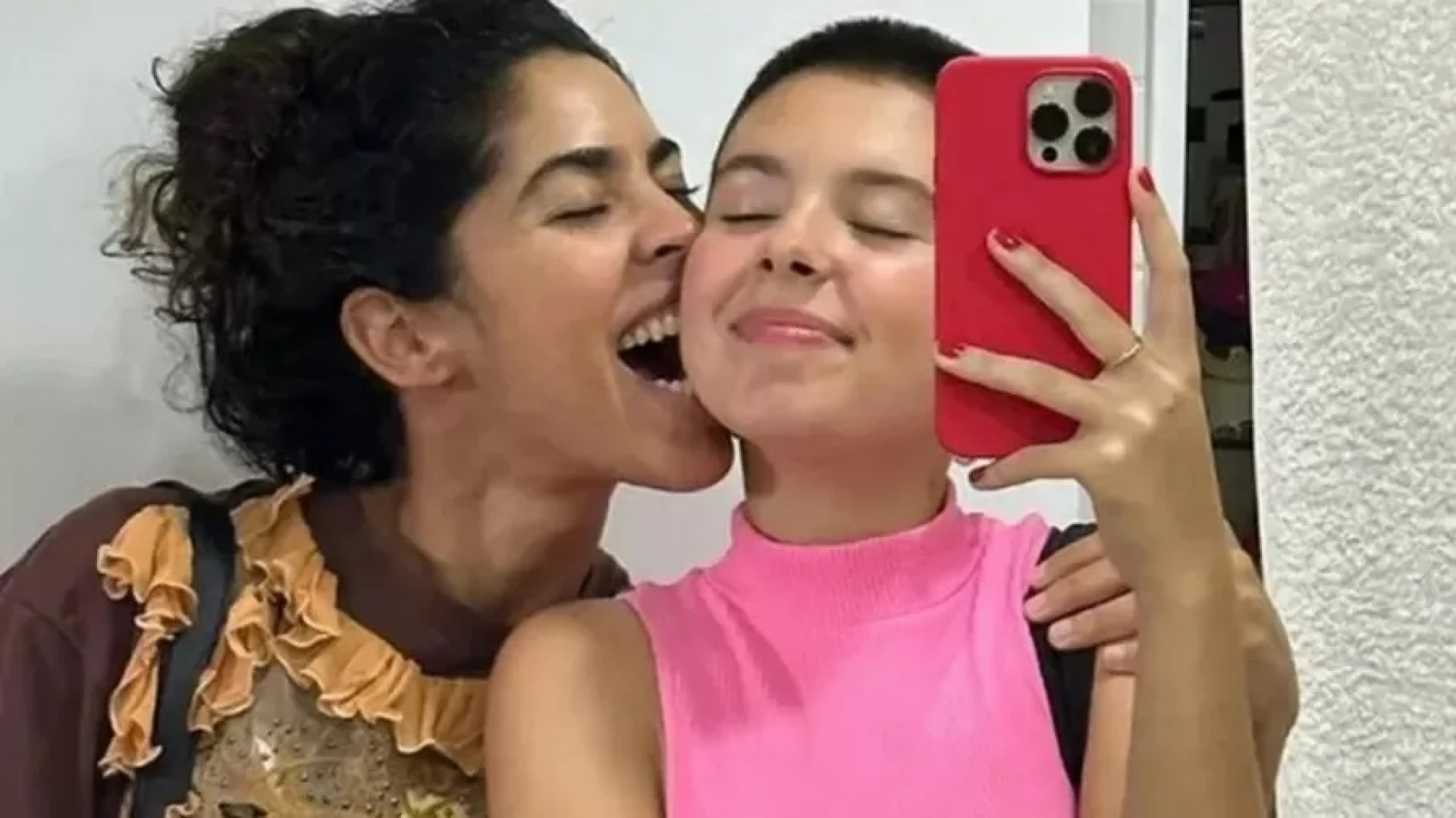 Bela Gil posa com a filha, Flor Gil - Reprodução Internet