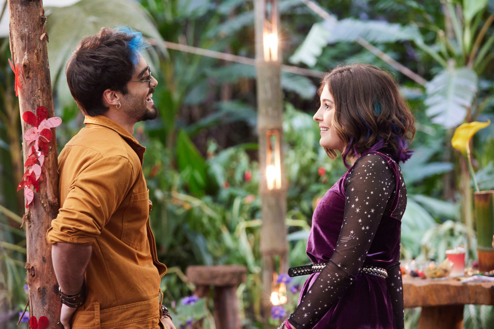 José Victor Pires e Nicole Orsini em cena de 'Acampamento de Magia para Jovens Bruxos' - Ju Coutinho