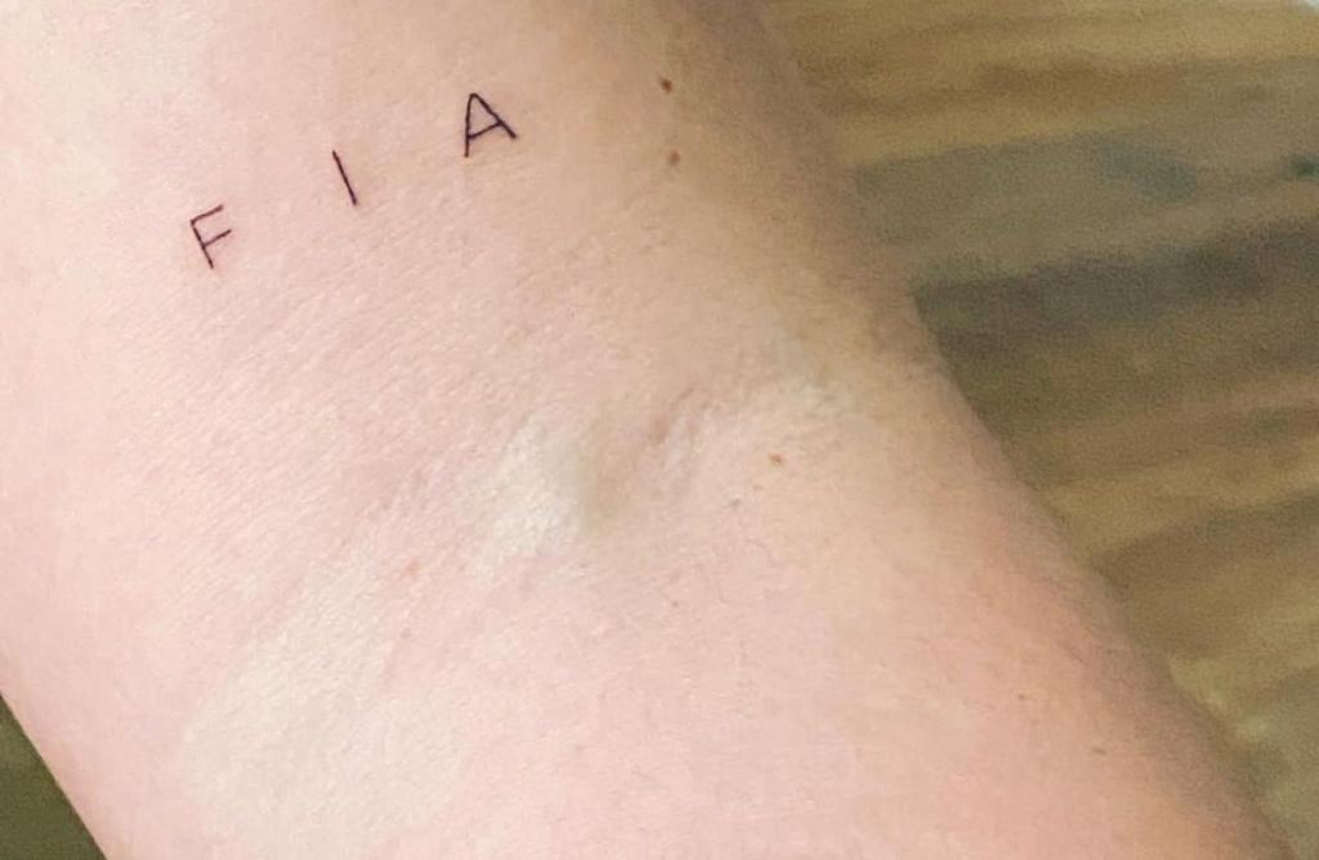 Suzana fez uma tatuagem em homenagem ao pai falecido em 2021 - Reprodução/Acervo pessoal