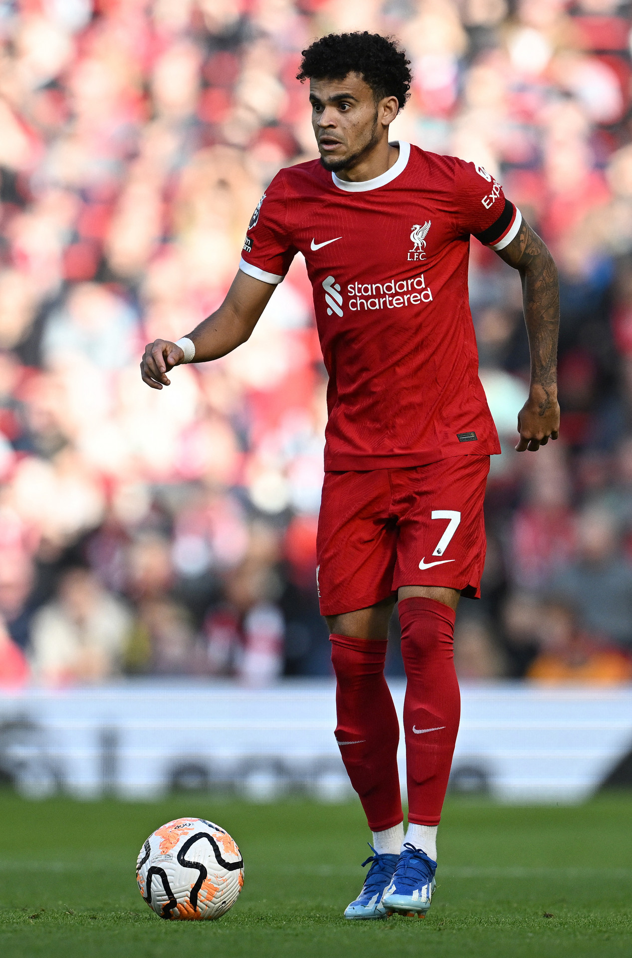Luís Diaz em ação durante jogo do Liverpool