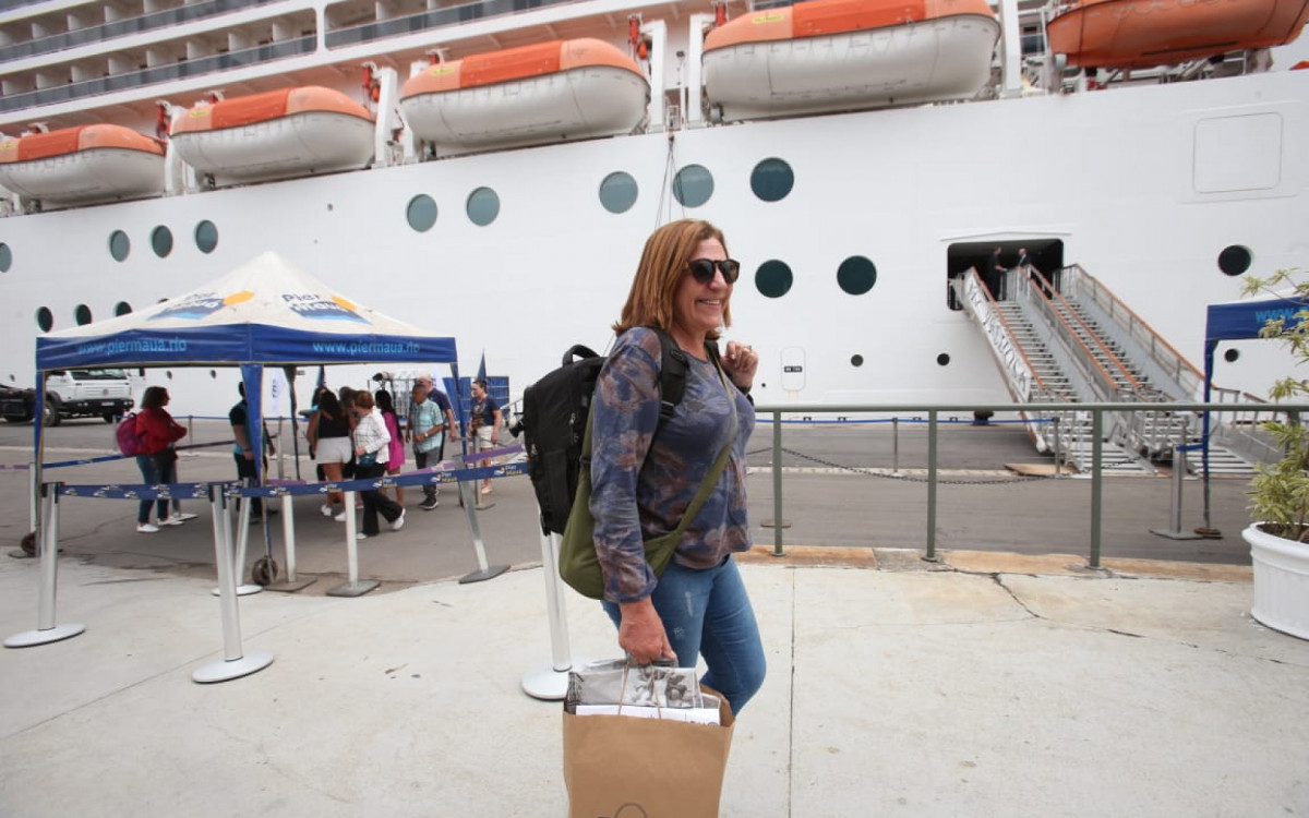 Cida Roldan, de 66 anos, desembarcou no Rio após viajar pela Europa em cruzeiro - Cleber Mendes/Agência O Dia