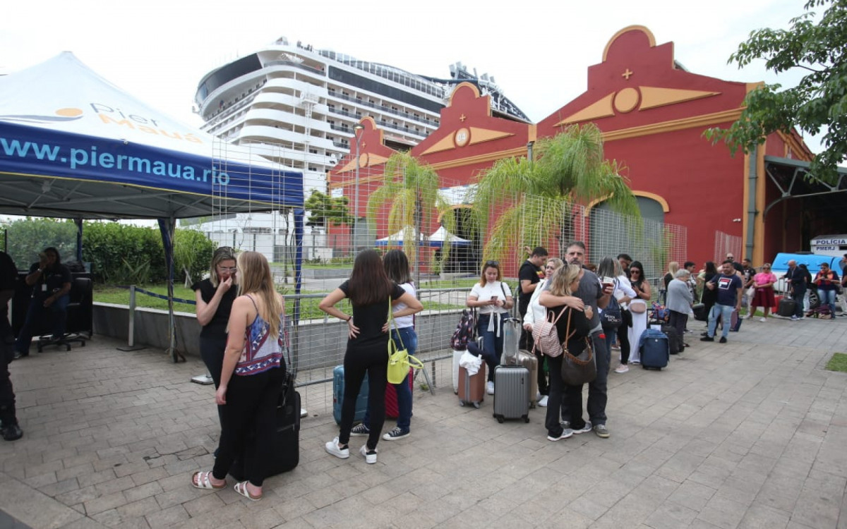 Navio MSC Preziosa faz embarque e desembarque de passageiros no Porto do Rio - Cleber Mendes/Agência O Dia