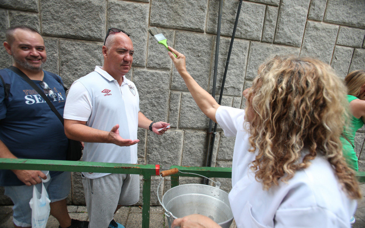 Gilberte Paiva vestiu a camisa do Fluminense para pedir a ben&ccedil;&atilde;o de S&atilde;o Judas Tadeu - Cl&eacute;ber Mendes/Ag&ecirc;ncia O Dia