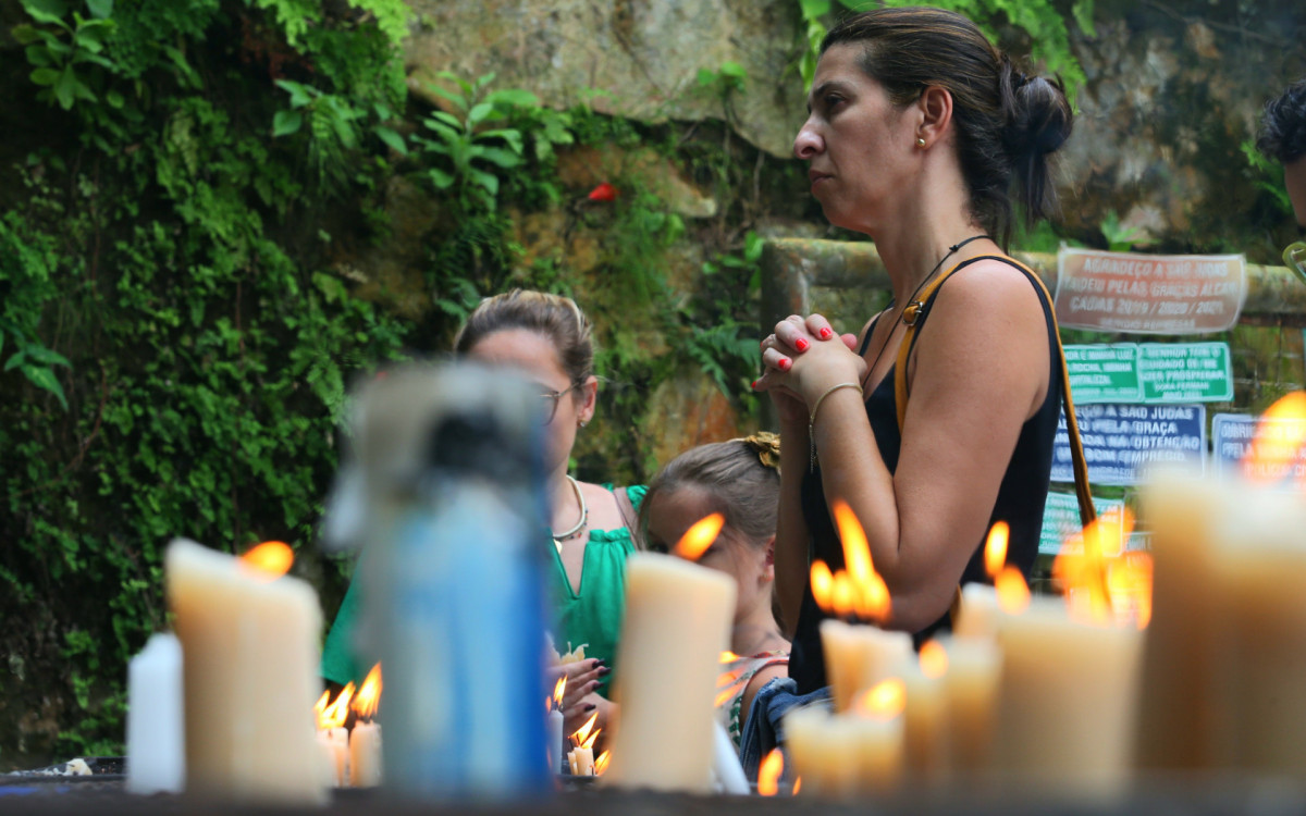 Maria Botelho reza a S&atilde;o Judas Tadeu por solu&ccedil;&atilde;o de causa na Justi&ccedil;a - Cl&eacute;ber Mendes/Ag&ecirc;ncia O Dia