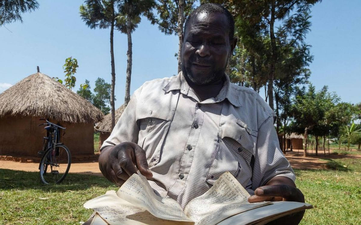 Musa lê nomes e histórias de seus filhos e netos
