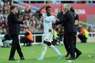 Vini Jr é alvo de racismo durante clássico com o Barcelona; clube e La Liga se manifestam