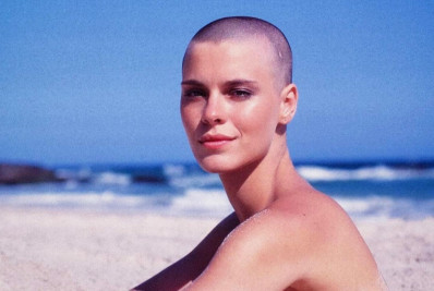 Carolina Dieckmann compartilha foto careca e relembra época de 'Laços de Família'