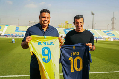Ronaldo Fenômeno visita Al-Nassr e recebe camisa personalizada