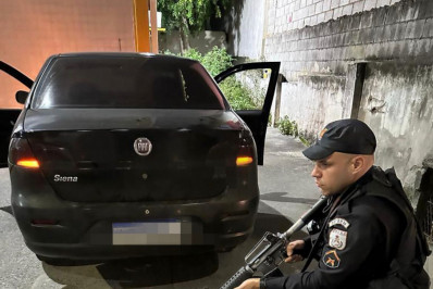 Três homens são presos com carro roubado em Nova Iguaçu