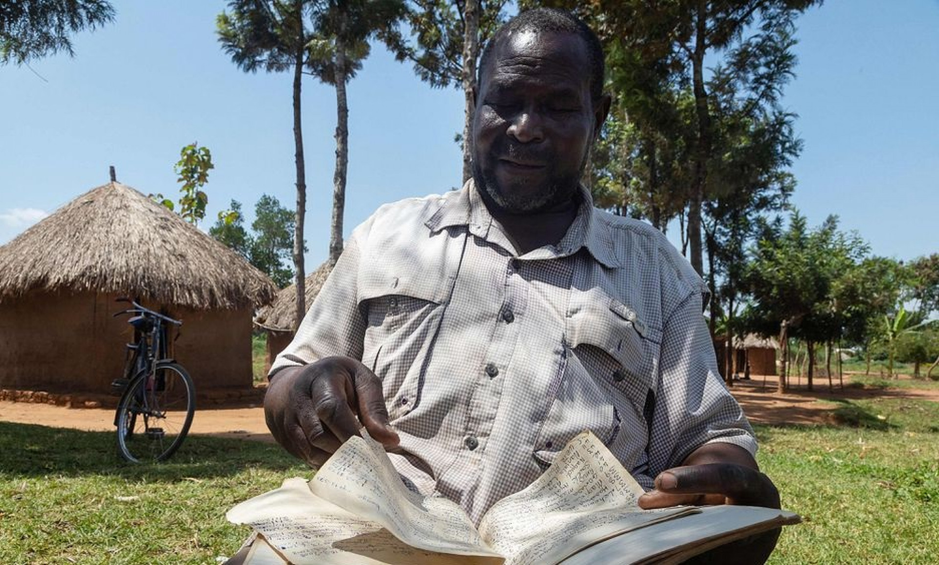 Musa lê nomes e histórias de seus filhos e netos - Badru Katumba/AFP