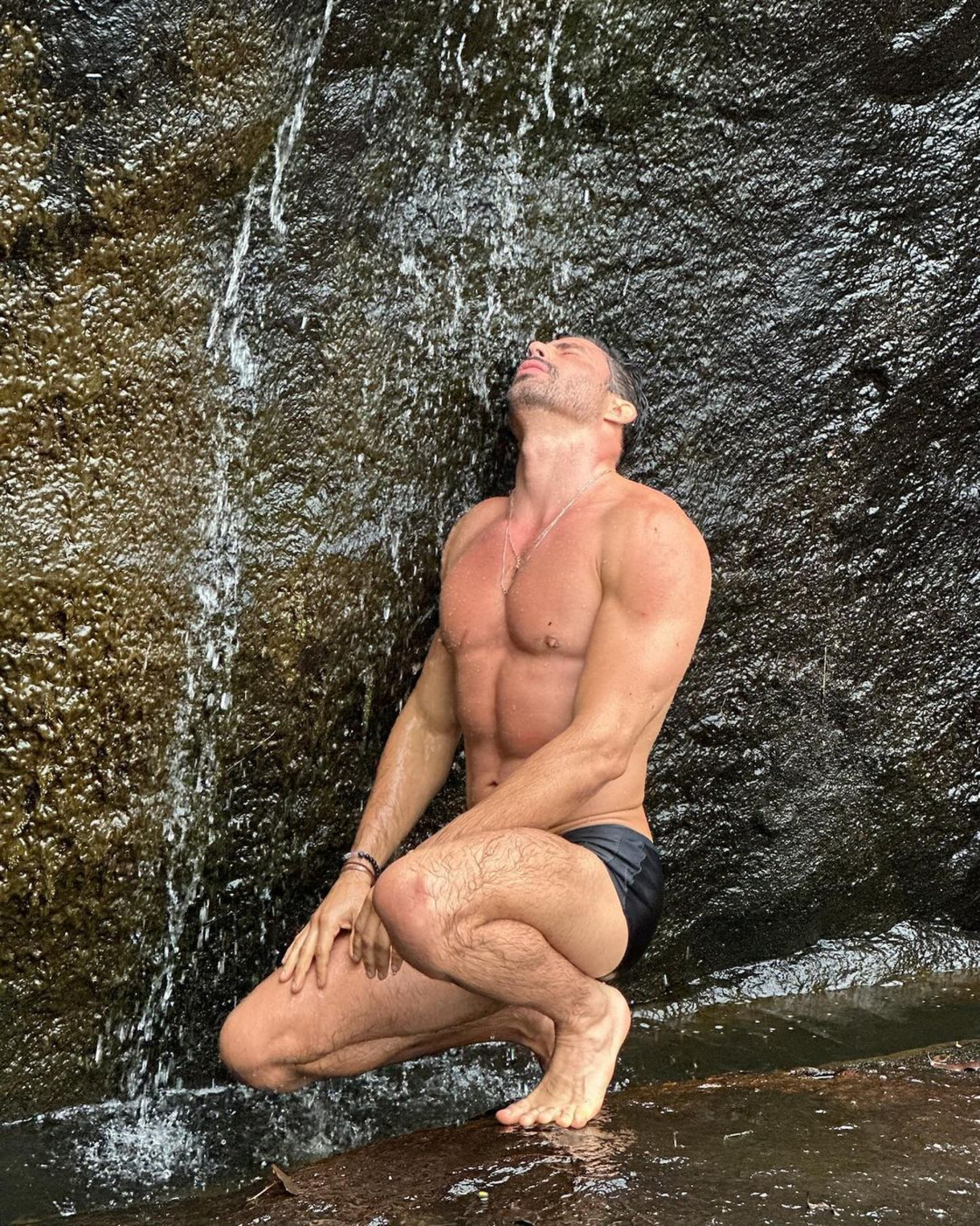 Cauã Reymond posa de sunguinha na cachoeira e recebe elogios - Reprodução Internet