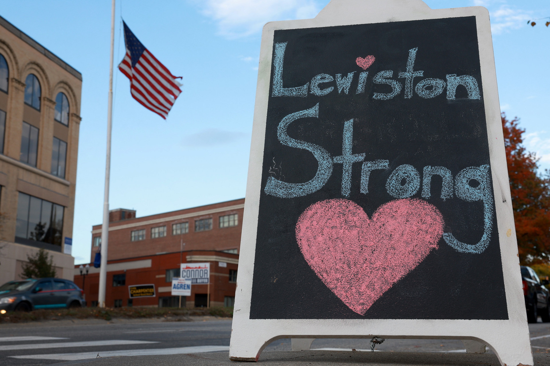 Homenagens foram espalhadas por toda a cidade de Lewiston - Joe Raedle/AFP