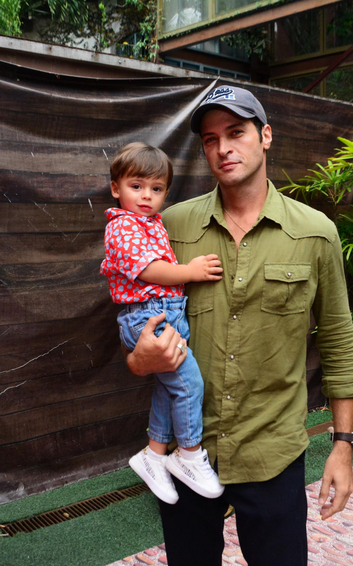 Leandro Lima e seu filho chegam na festa de aniversário da filha de Tatá Wenerck e Rafael Vitti 