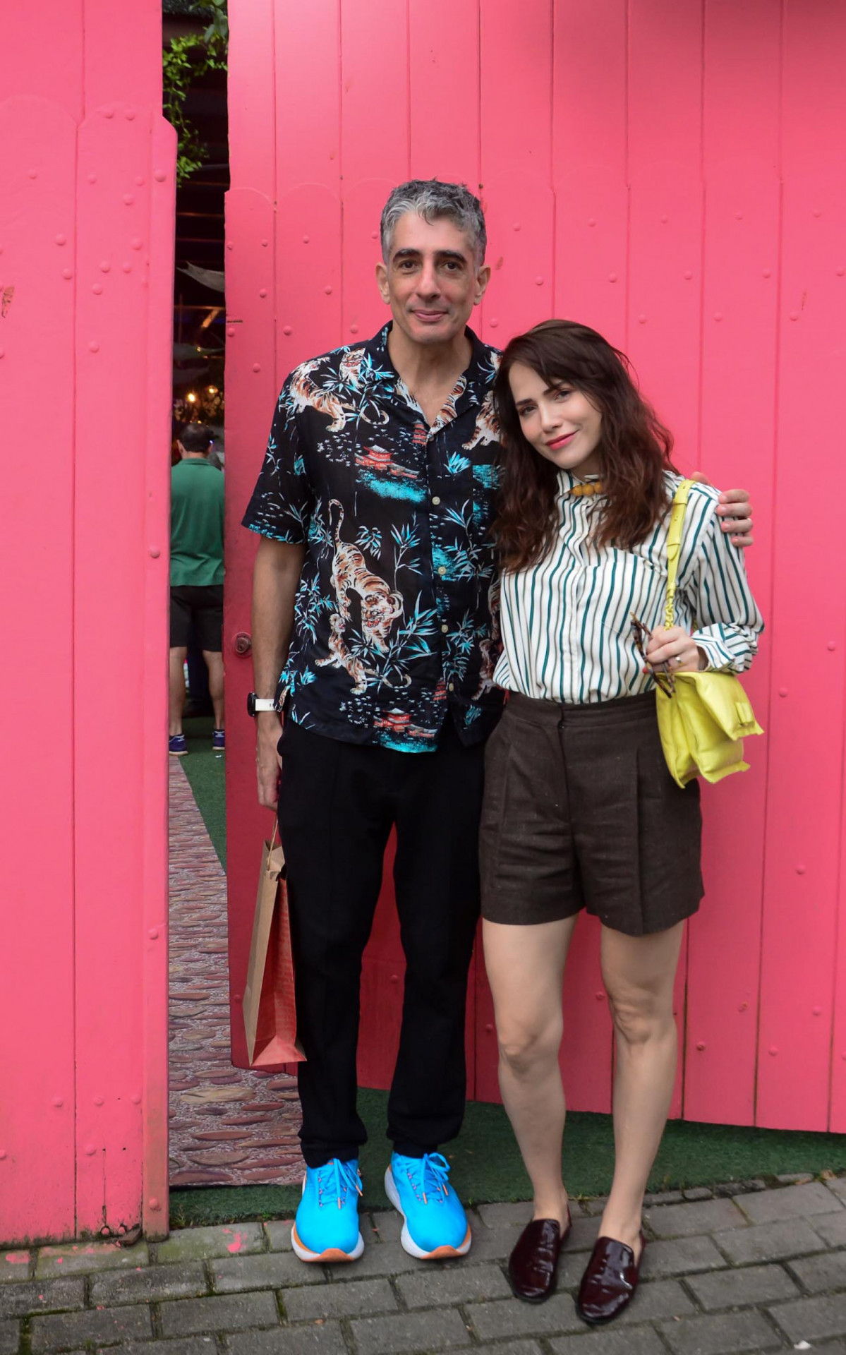 Letícia Colin e Michel Melamed chegam na festa de aniversário da filha de Tatá Wenerck e Rafael Vitti 