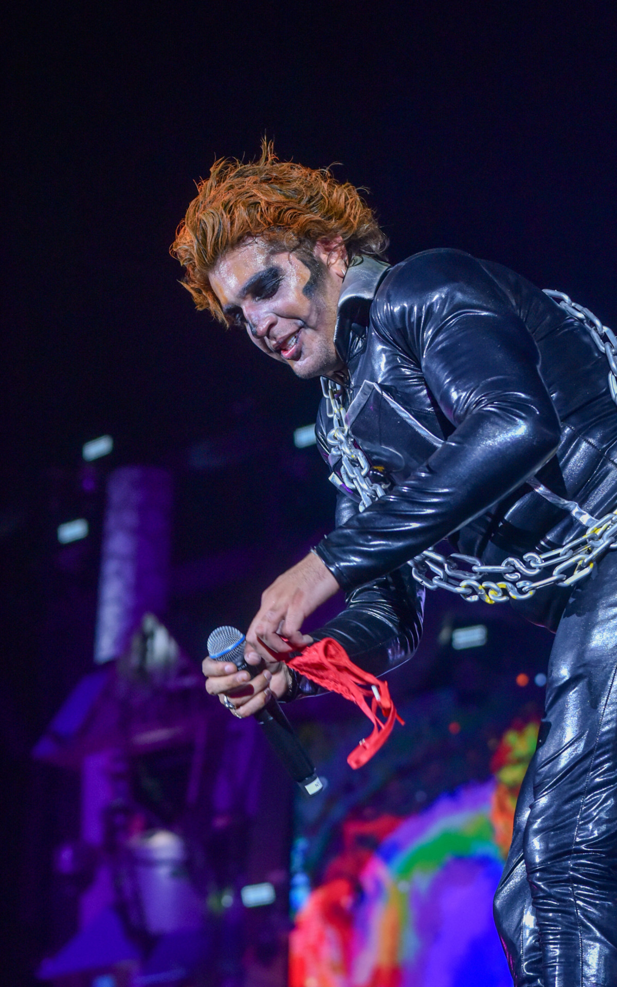 Nattan se apresenta no Aviões Fantasy e ganha calcinha de fã