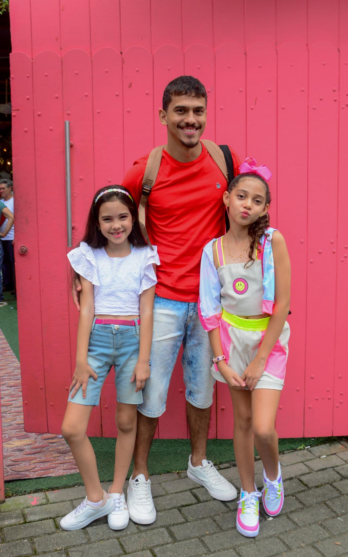 Ruan Aguiar, no ar em Fuzuê, chega na festa de aniversário da filha de Tatá Wenerck e Rafael Vitti 