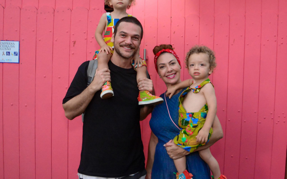  Emílio Dantas, Fabíula Nascimento e filhos chegam na festa de aniversário da filha de Tatá Wenerck e Rafael Vitti 