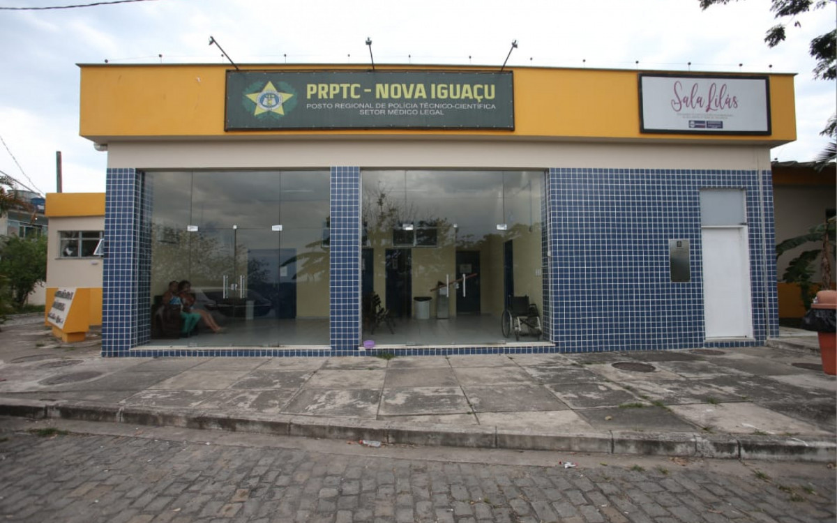 Familares de Clayton Damaceno Pereira, de 45 anos, estiveram no IML de Nova Iguaçu para reconhecer o corpo - Cleber Mendes / Agência O DIA