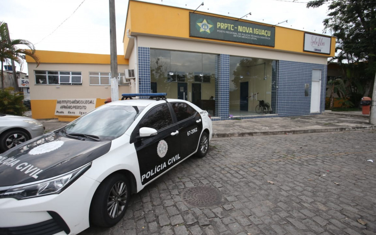 Familares de Clayton Damaceno Pereira, de 45 anos, estiveram no IML de Nova Iguaçu para reconhecer o corpo - Cleber Mendes / Agência O DIA