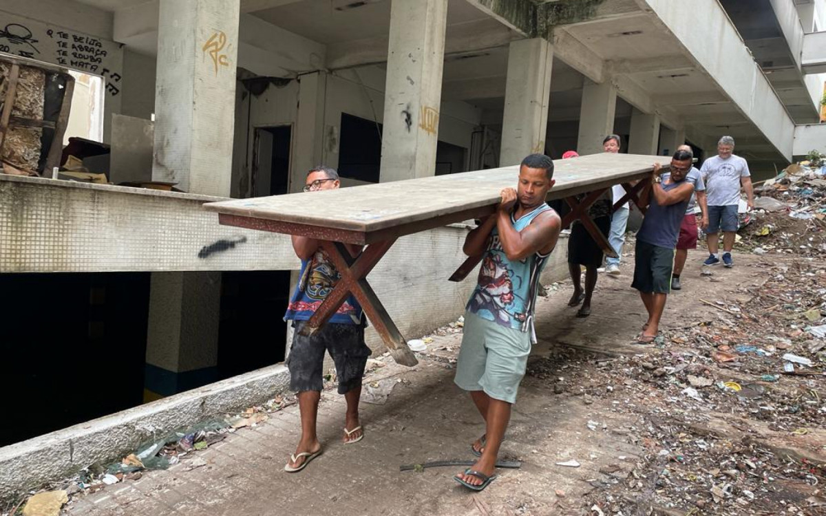 Ex-alunos da Gama Filho recuperam objetos de valor simbólico em prédio que será demolido - Reprodução / Redes Sociais