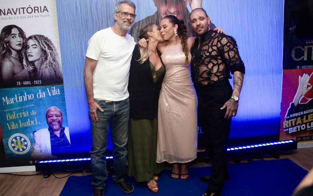 Paolla Oliveira e Diogo Nogueira posam com Heloísa Périssé e o marido, Mauro Farias