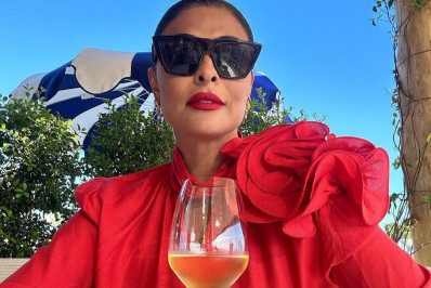Juliana Paes abre álbum de fotos em restaurante na Itália 