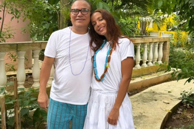 Anitta aparece ao lado de pai de santo no Rio 