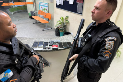 PM prende três suspeitos com réplica de pistola e celulares roubados em Belford Roxo