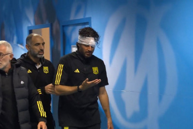 Ônibus do Lyon é apedrejado, técnico fica ferido e jogo contra o Marselha é suspenso