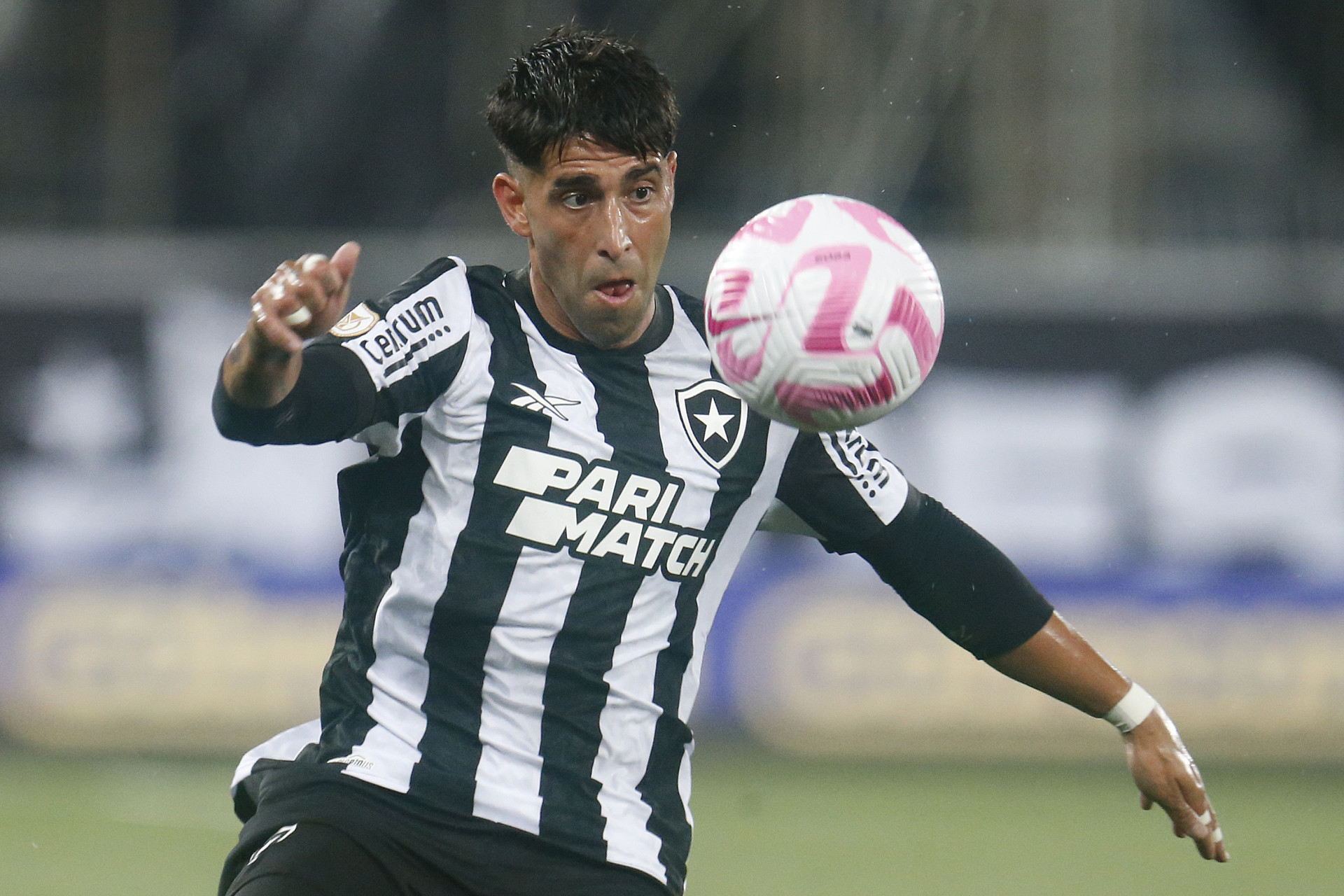 O lateral Di Plácido é um dos quatro nomes citados pela organizada - Vitor Silva/Botafogo