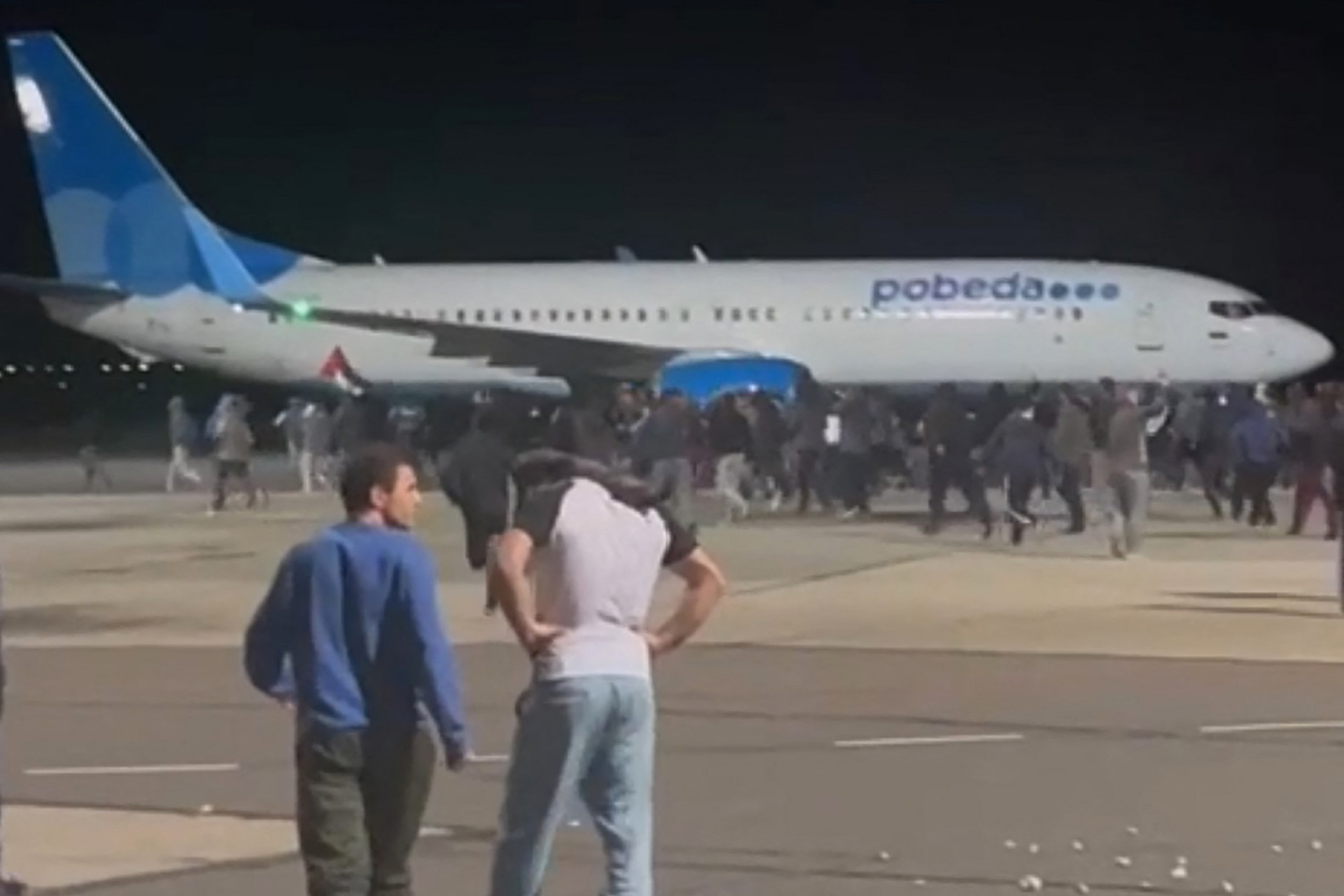 Momento em que grupo de manifestantes invade aeroporto no Daguestão - Telegram / @askrasul / AFP