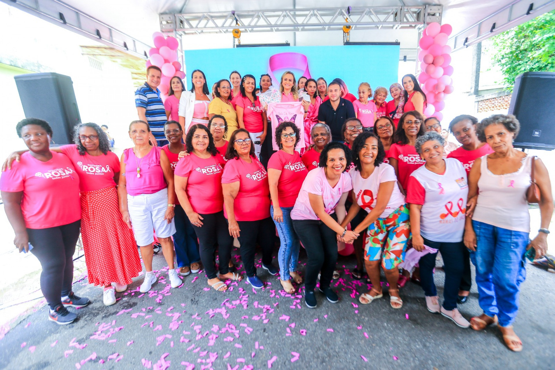 A primeira-dama e deputada federal Daniela do Waguinho e autoridades municipais com as mulheres no encerramento da solenidade - Rafael Barreto/PMBR