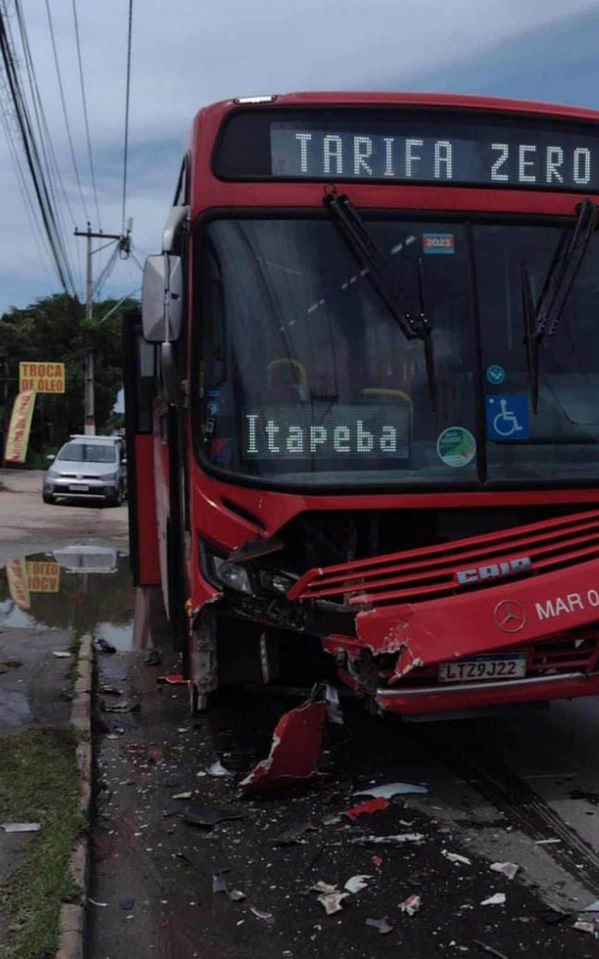 Ônibus Vermelinho acidentado - Foto: Jornal O DIA