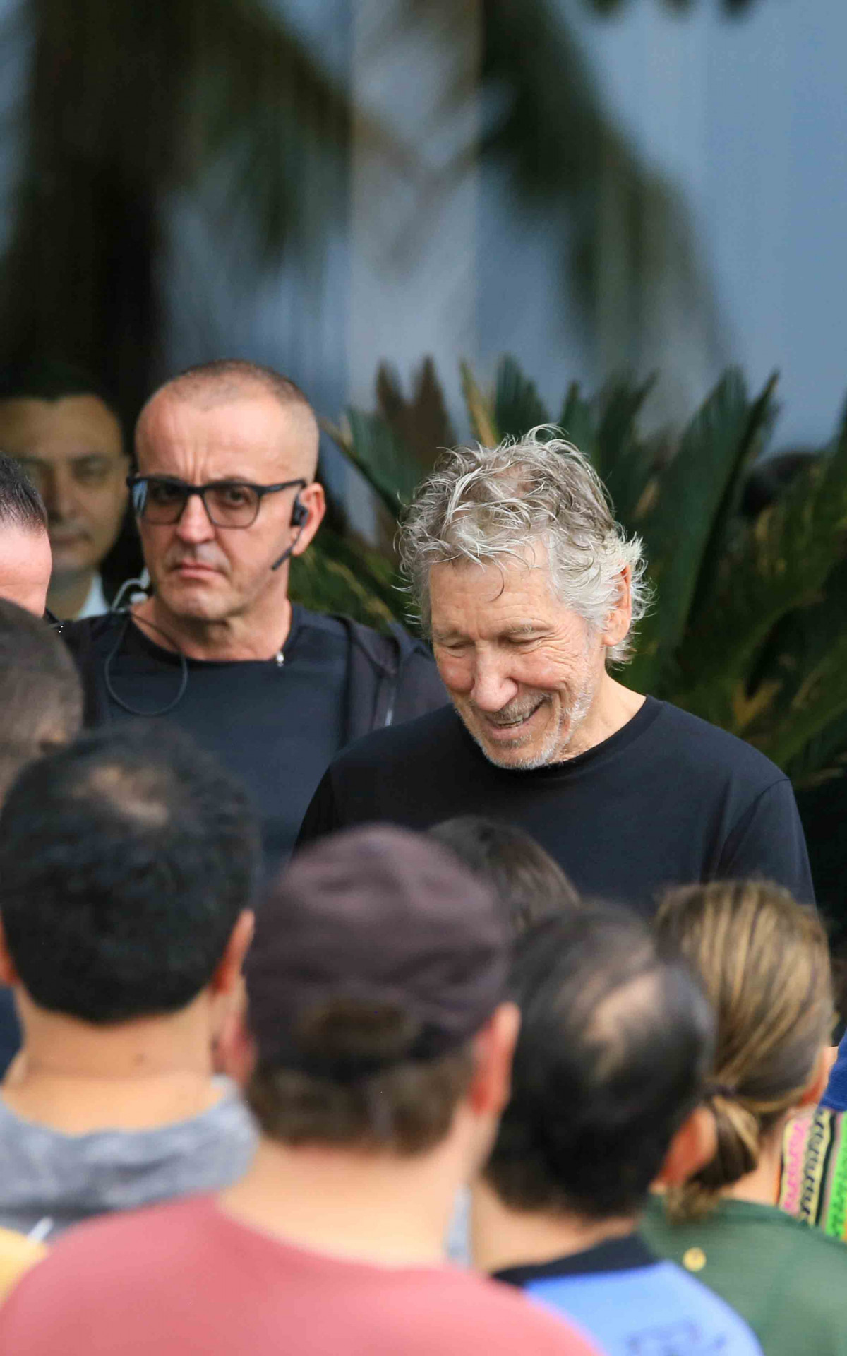 Roger Waters atende fãs em porta de hotel