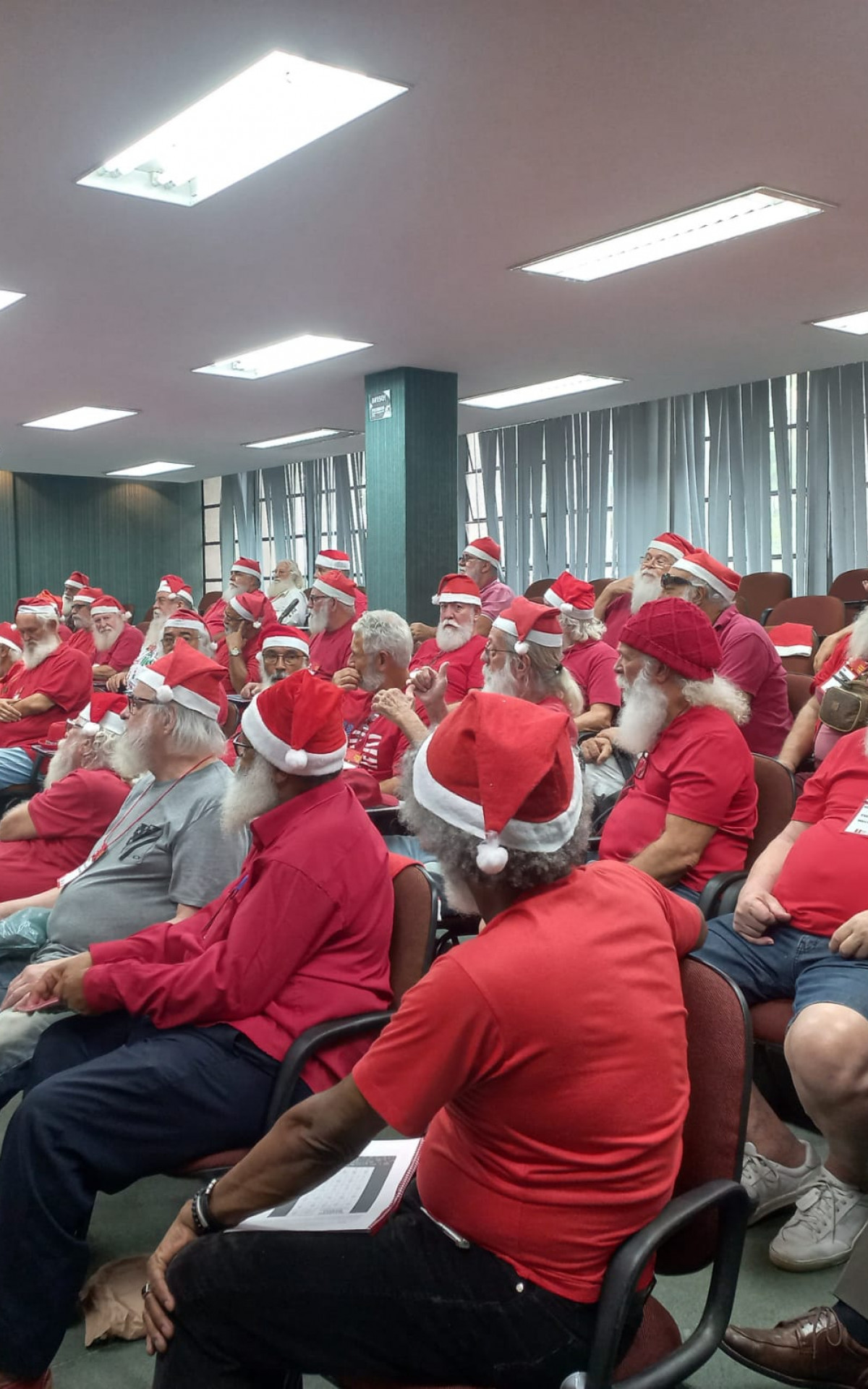 Grupo de 45 noéis se forma nesta terça - Divulgação/ Escola de Papai Noel do Brasil 
