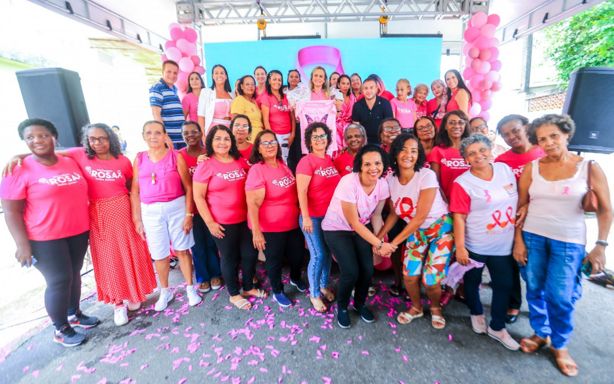 A primeira-dama e deputada federal Daniela do Waguinho e autoridades municipais com as mulheres no encerramento da solenidade