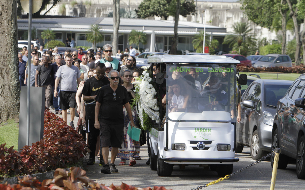 Enterro do barbeiro Thiago Farias da Costa no Cemitério Jardim da Saudade em Sulacap nesta segunda-feira(30). - Marcos Porto/Agencia O Dia